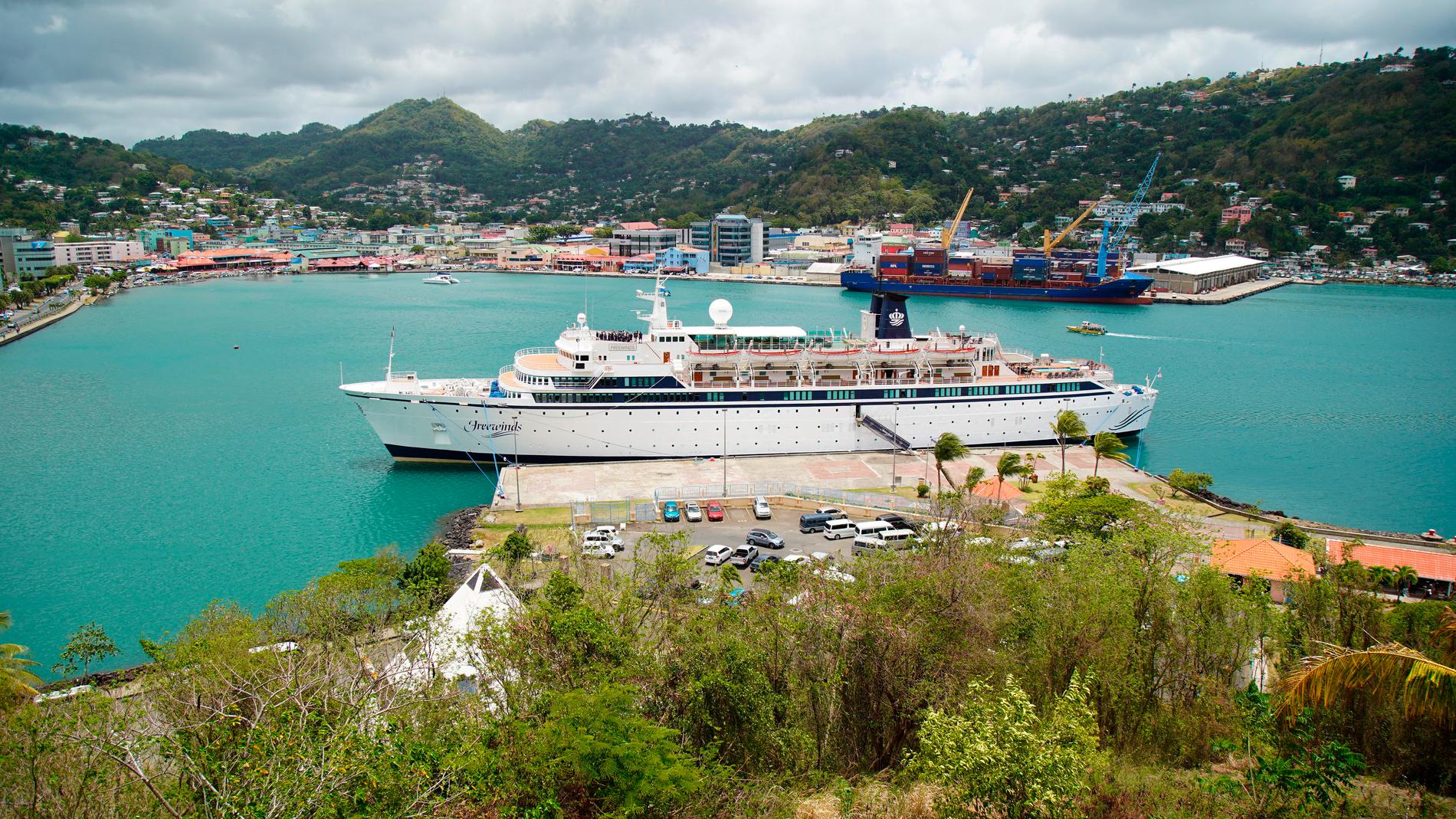 Kryssningsfartyget Freewinds i hamn i Castries, huvudstaden i Saint Lucia.