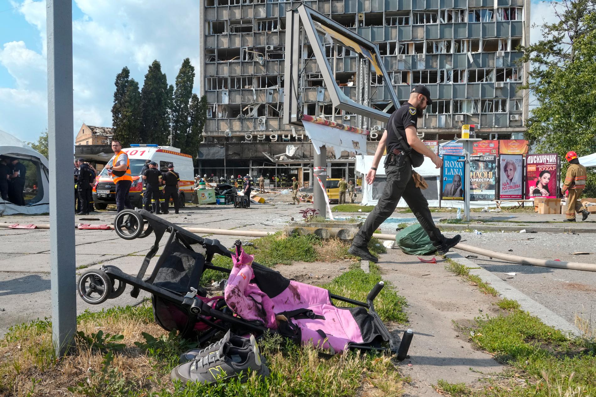Barnvagnen som flickan tidigare setts skjuta på fångades på bild av AP:s fotograf efter attacken. 