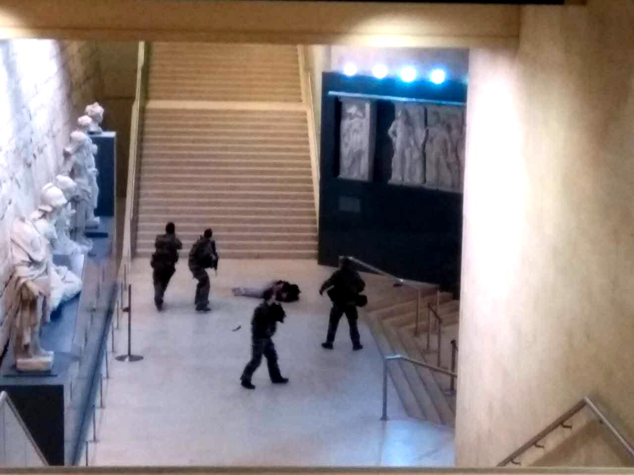 Här stoppas terroristen som gick till attack vid Louvren.