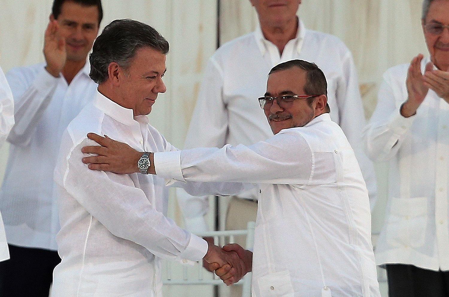 I september hade förhandlingarna lett fram till det historiska fredsavtalet. Santos skakade då för första gång hand med Farcledaren Timochenko på colombiansk mark.