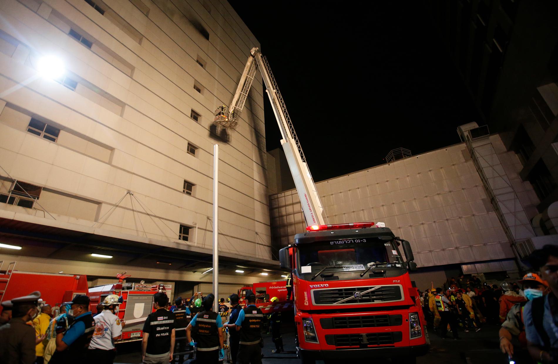 Räddningsarbetare utanför Central World Mall i Bangkok.