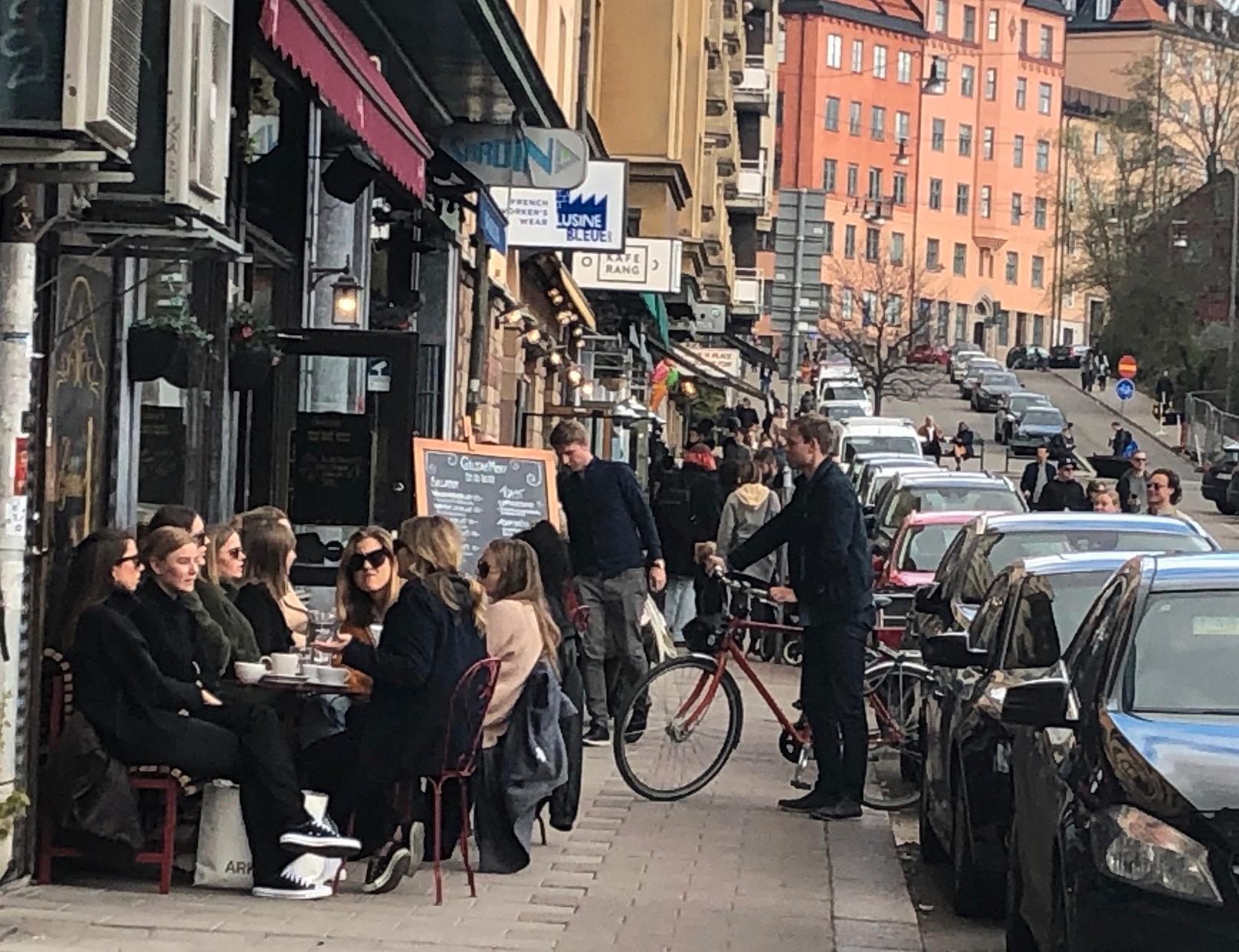 Trängseln var stor utanför kaféer och restauranger vid Nytorget i Stockholm på söndagen.