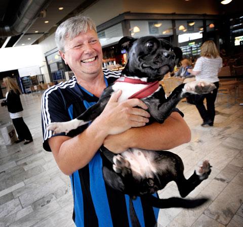Lars Ohly med hunden Vilja.