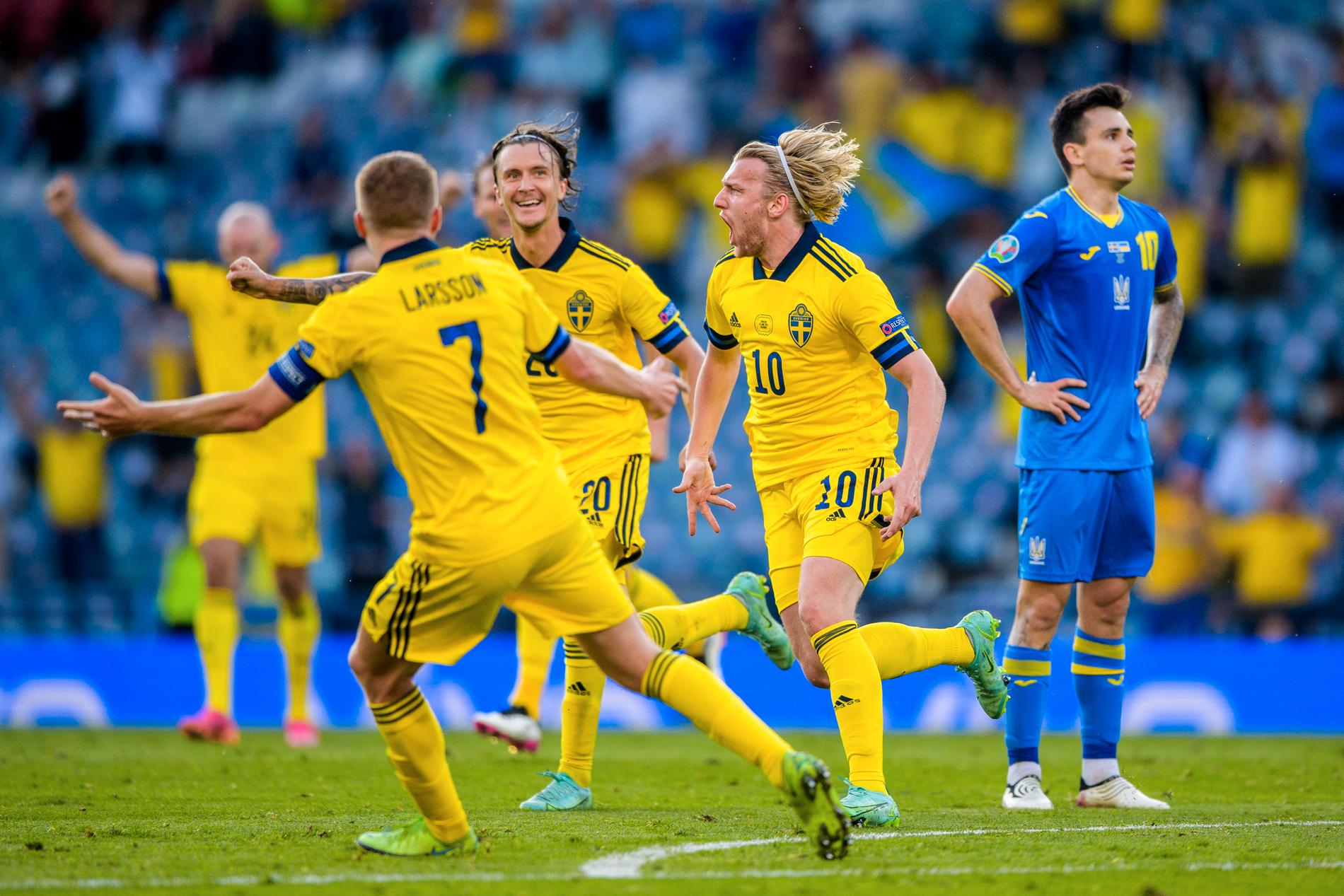 Sebastian Larsson, Kristoffer Olsson och Emil Forsborg jublar efter 1–1-målet mot Ukraina i EM 2020.