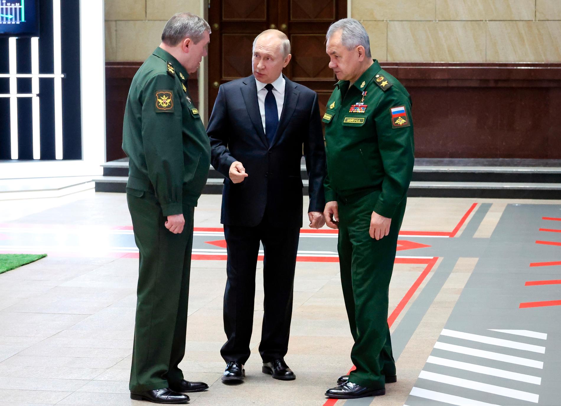 Ryska befälhavare tog sig till Syrien. Här på bild är Valeri Gerasimov, Vladimir Putin och Sergej Sjojgu.