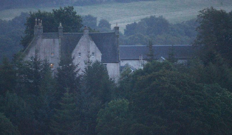 Colin McRaes egendom i det skotska inlandet i kväll.
