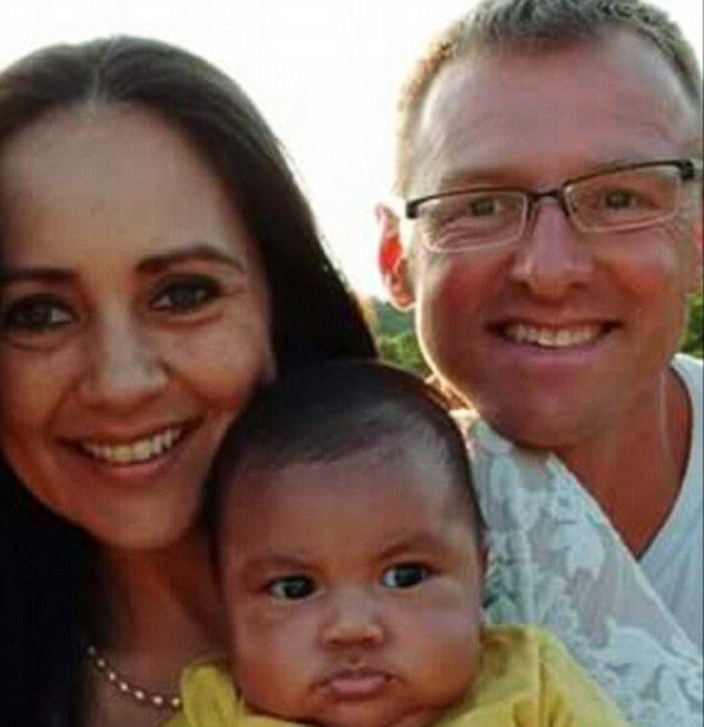 Mercy Casanellas och Richard Cushworthmed med babyn som de fick i stället för sin biologiska son.