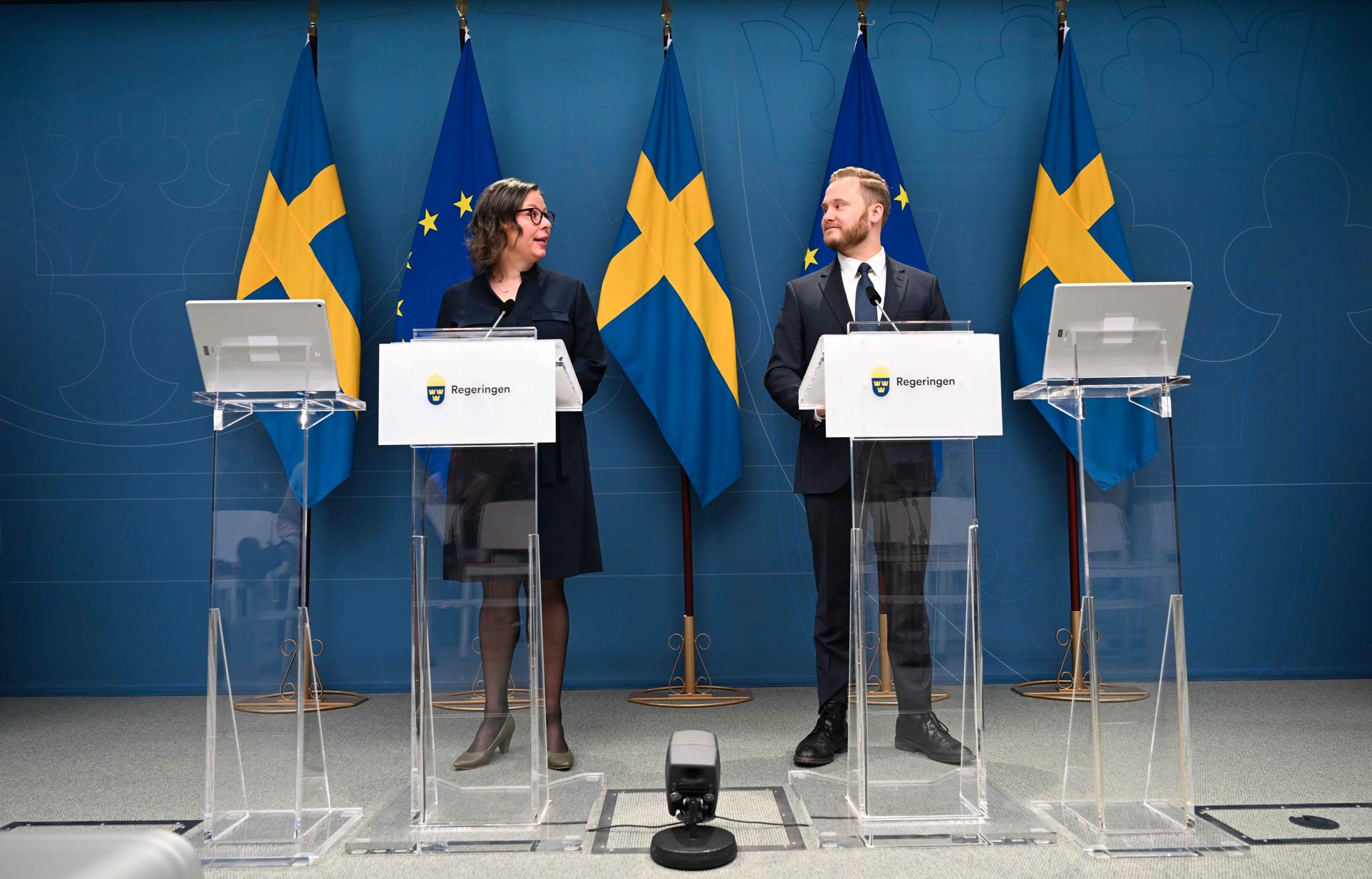 Migrationsminister Maria Malmer Stenegard håller pressträff med sverigedemokraten Henrik Vinge.