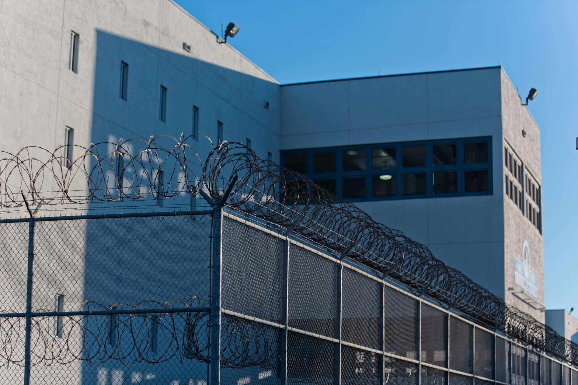 Närapå 5 000 fångar sitter i det jättelika fängelsekomplexet där den kände tv-profilen just nu befinner sig. 