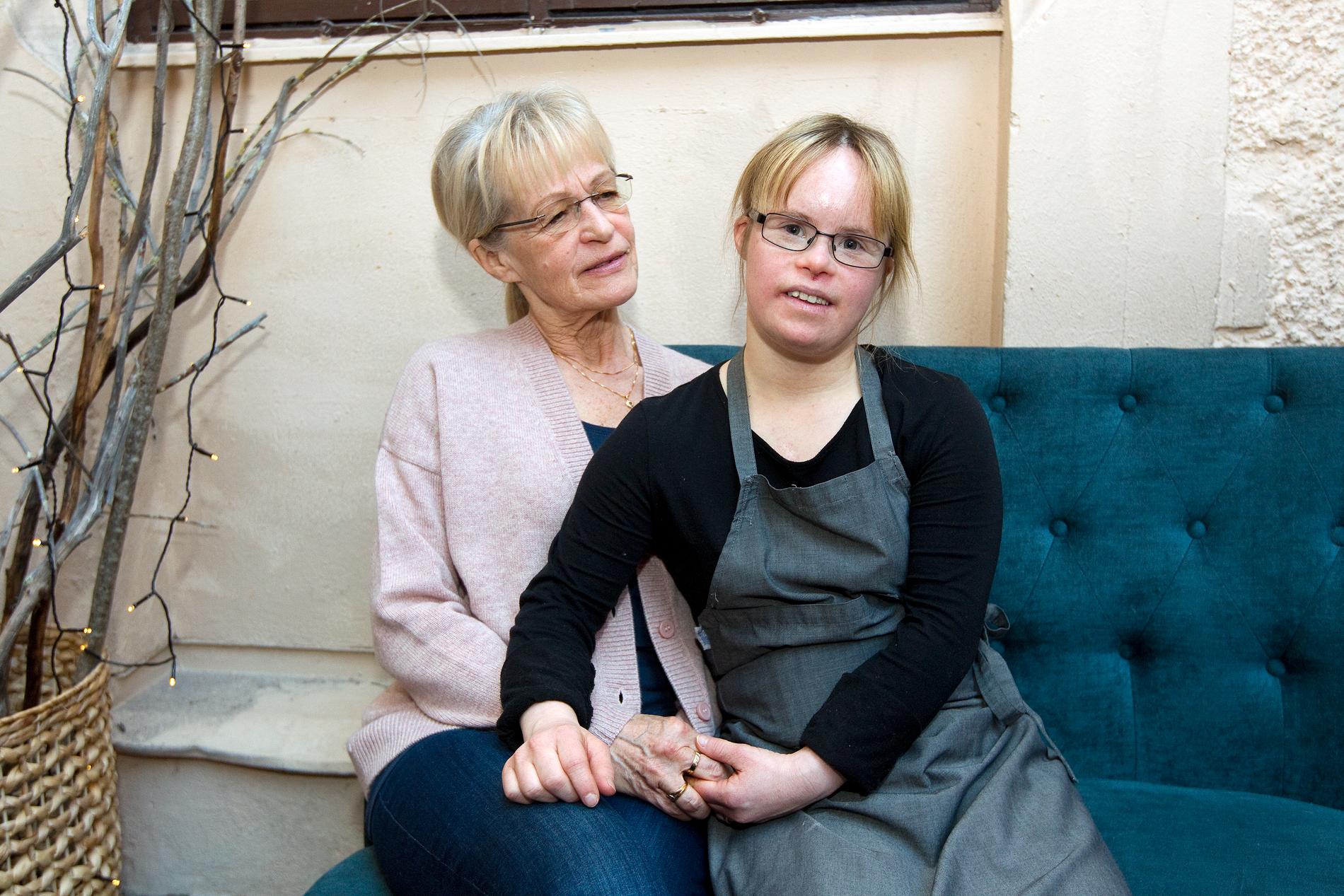 Mamma Kickan Brandström är Carolines stora stöd i livet. 