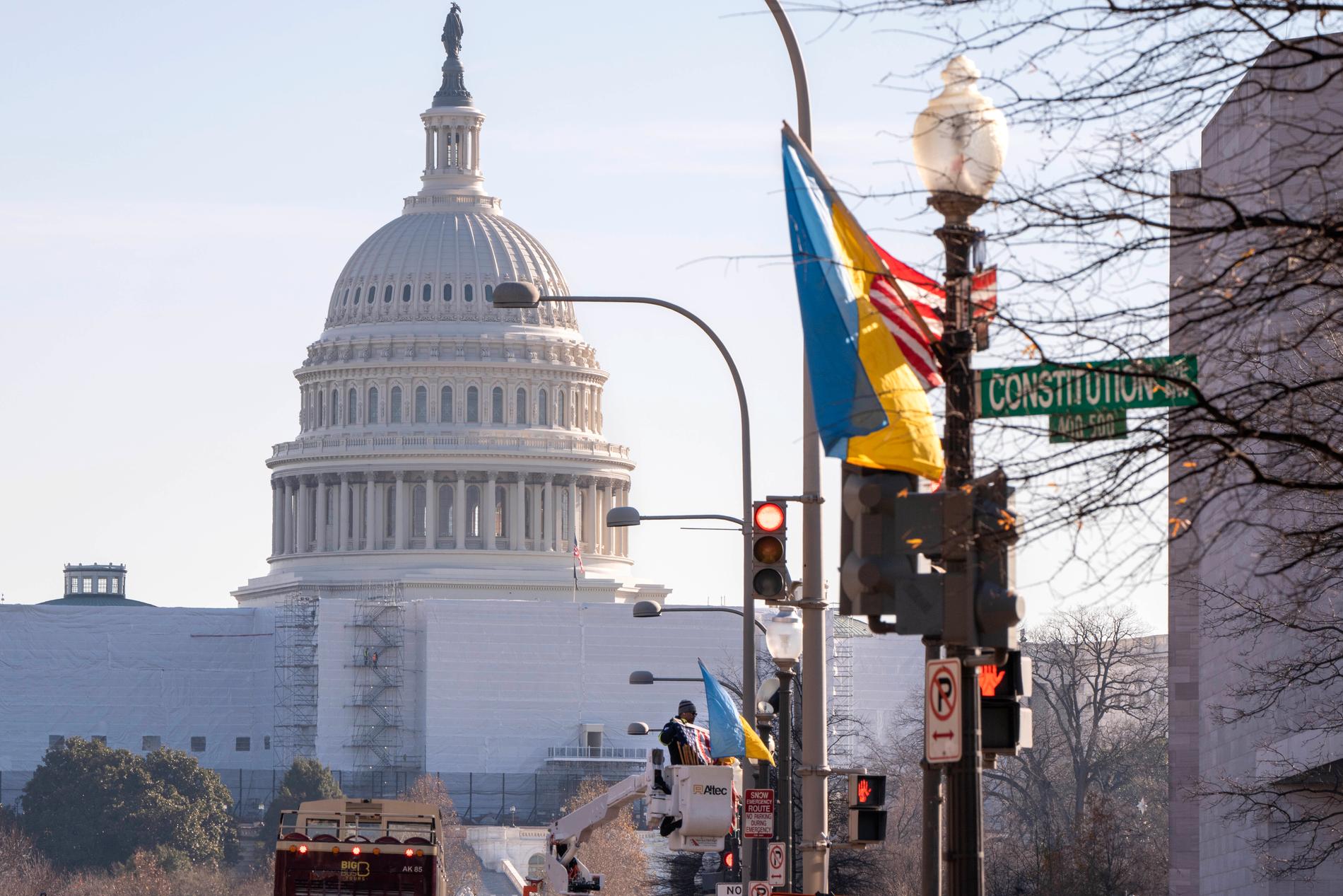 Ukrainska flaggor har hissats i Washington inför Zelenskyjs besök.