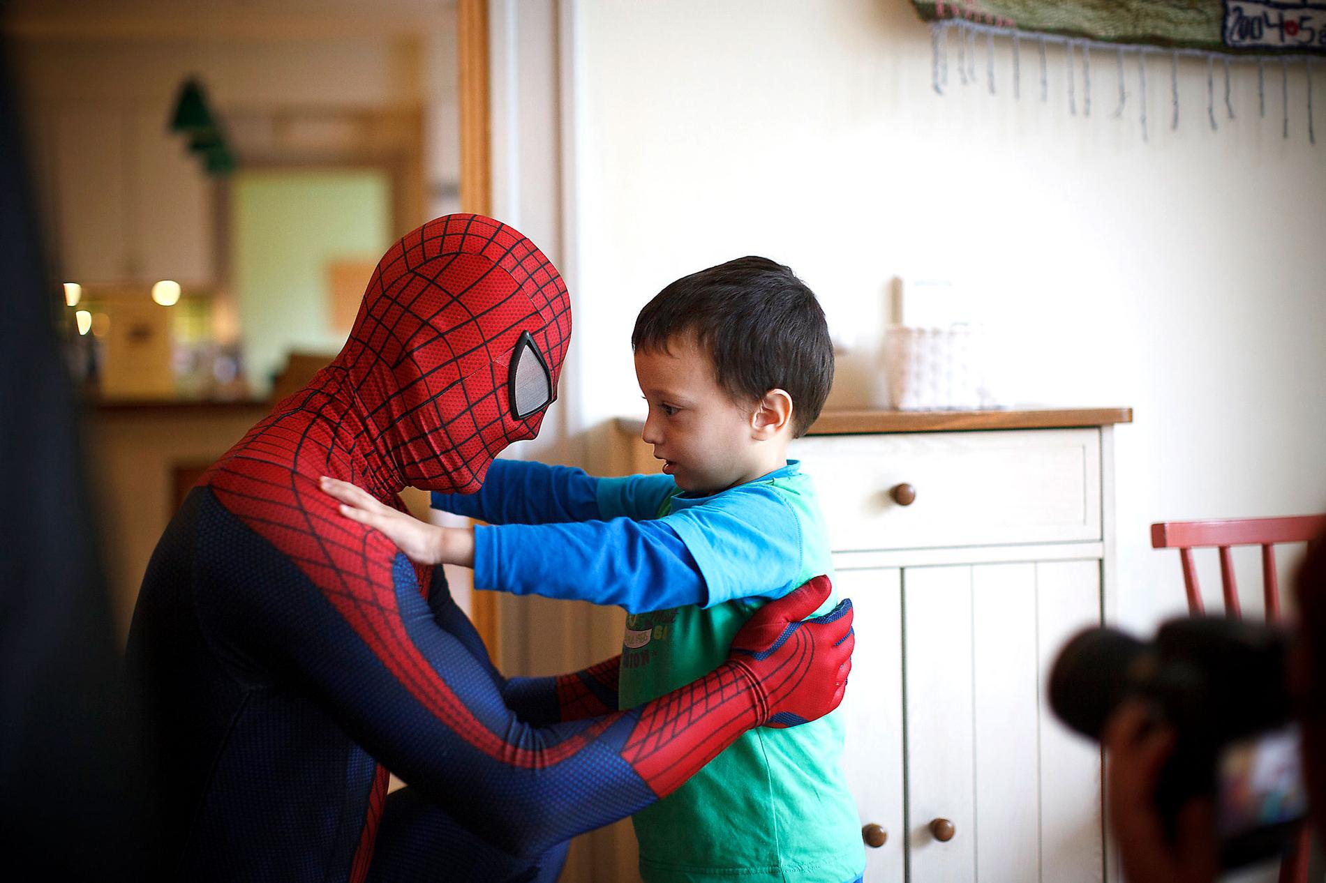 Mod, smärta och glädje Lille Adam har vågat sig fram till Spiderman. Fredrik och Filip möter många känslor under sina framträdanden.