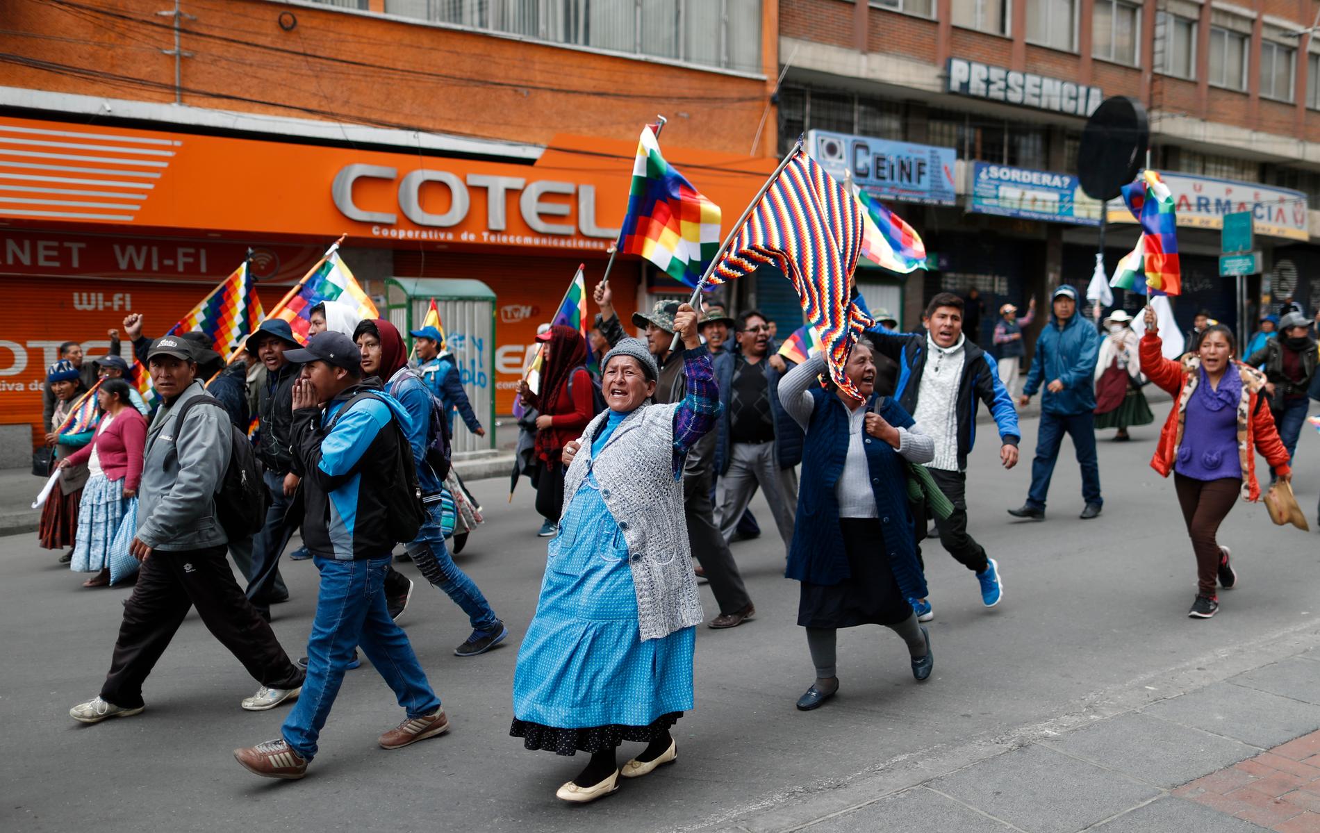 Anhängare till Evo Morales i protest i La Paz, med Wiphala-flaggan som representerar ursprungsbefolkningar i Anderna.