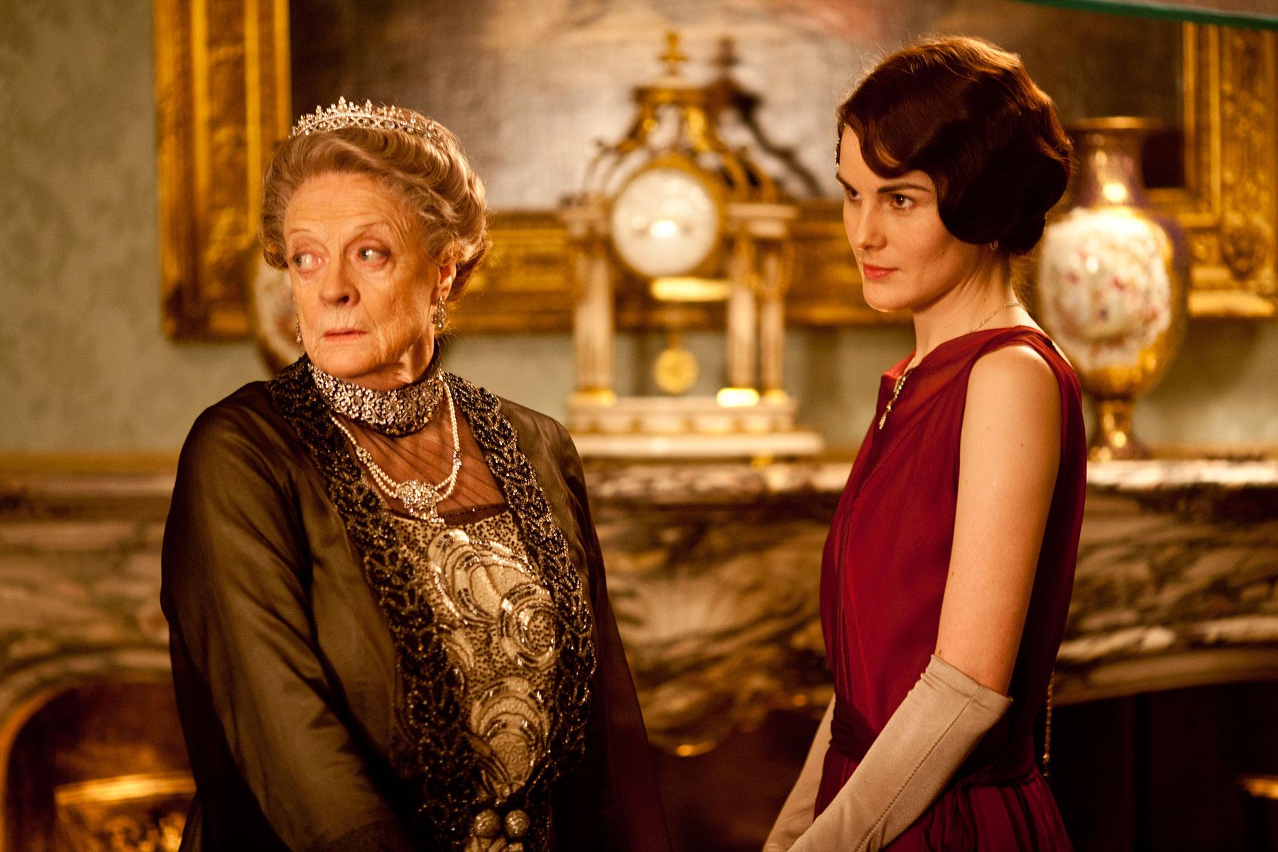Maggie Smith som "Änkegrevinnan av Grantham" och Michelle Dockery som "Lady Mary Crawley".
