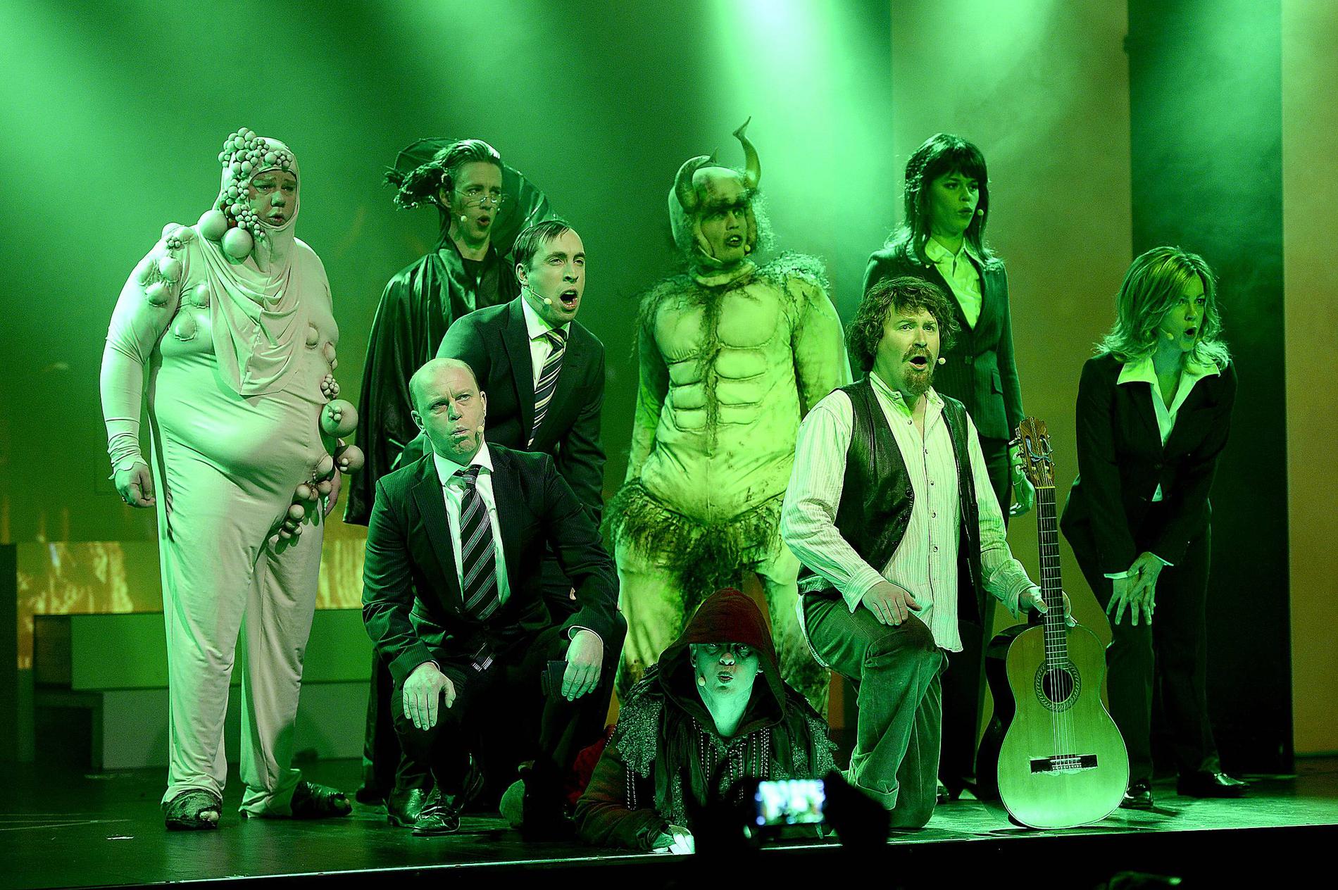 Humorgruppen Grotescos show ”Grotesco på Scala - en näradödenupplevelse”.