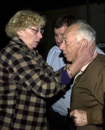 Den döde astronautens pappa Eliezer Wolferman tröstas av släktingar i Israel.