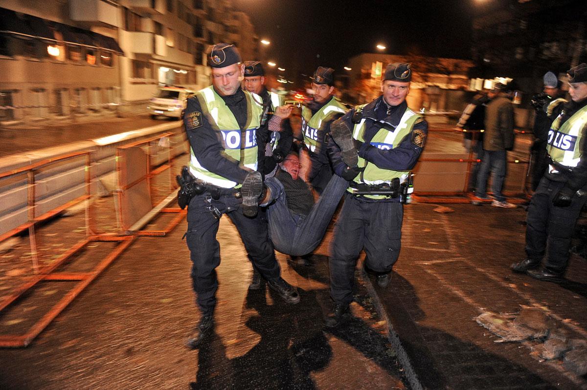BÄRS BORT  Fyra poliser flyttar handgripligen på en av de protesterande ek-aktivisterna.