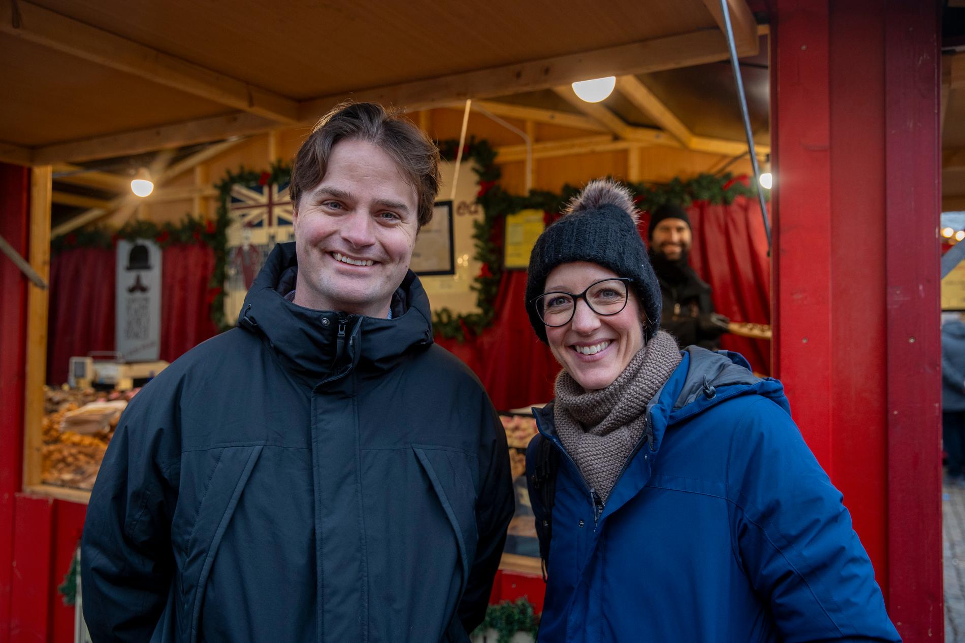 Sören Bäck-Sönneby och Mia Schön Rabeck är ute i julhandeln. ”Jag tycker synd om er svenskar”, säger Sören. 