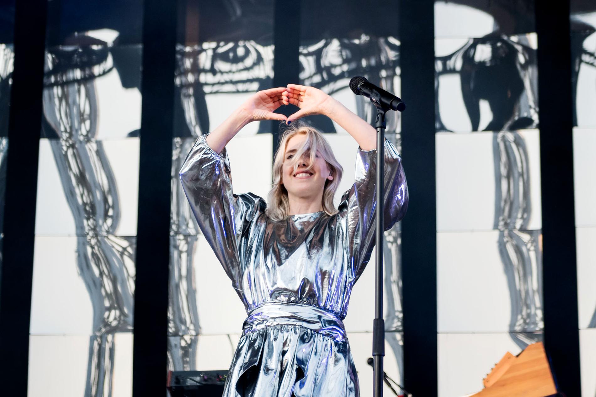 Veronica Maggio lånar ”edm-hjärtat” från festivalen Summerbursts artister.  