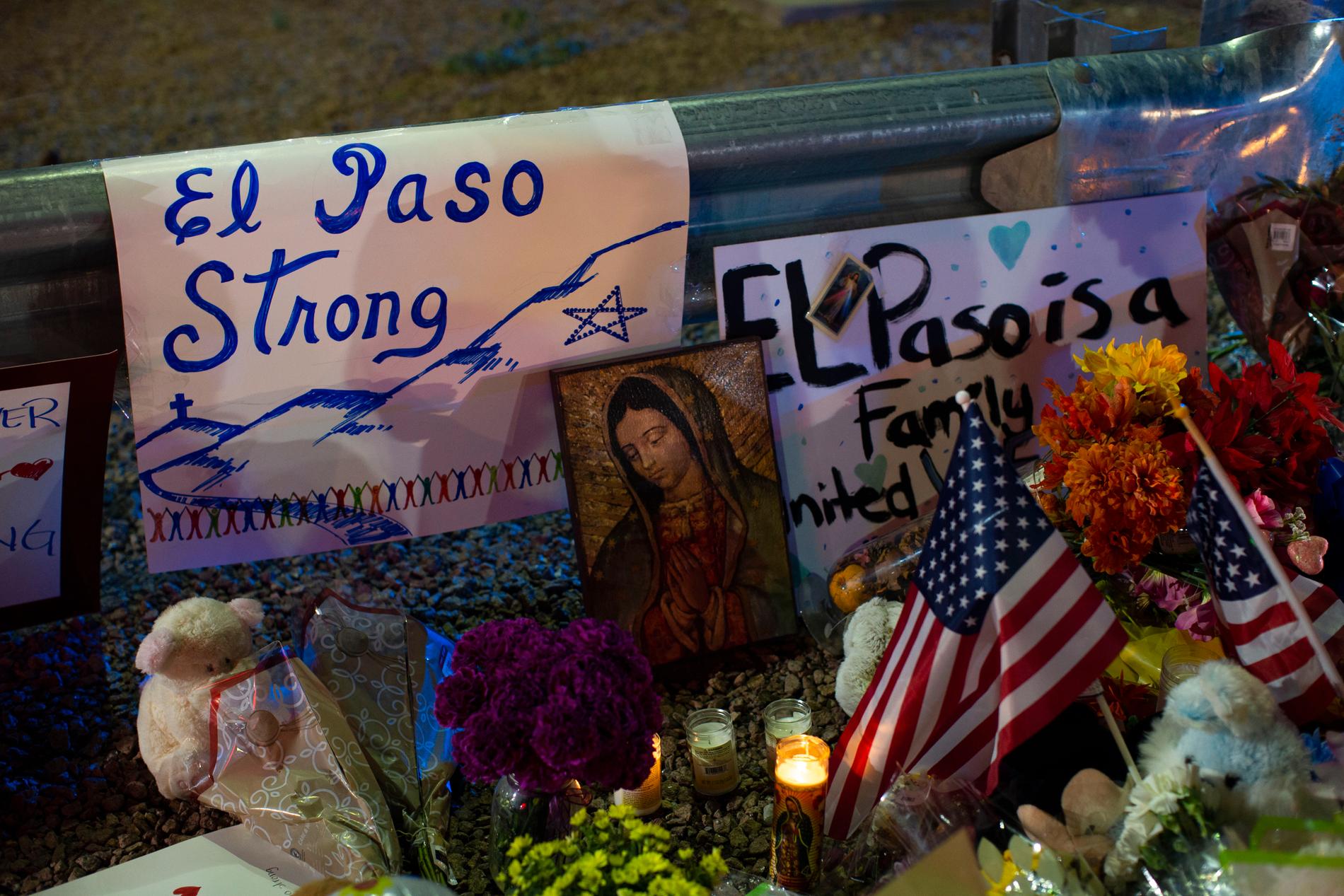 En Mariamålning, flaggor och blommor efter masskjutningen i El Paso.
