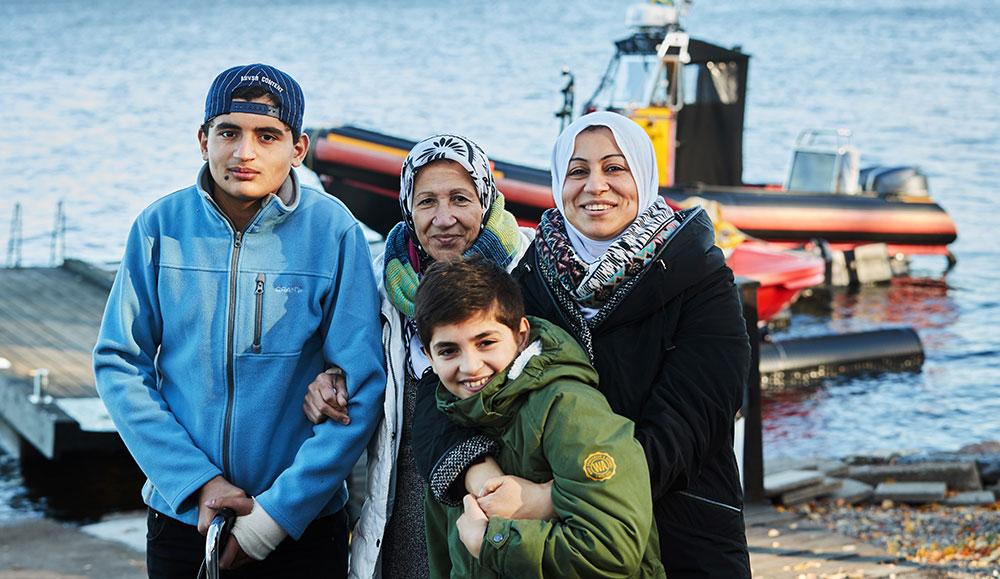 Mahmoud Al Hassan 14 år, med lillebror Abdulla Al Hassan 11 år, mormor Montaha Okkar och mamma Hbah Al Assed fick träffa sina räddare på sjöräddningen i Växjö.
