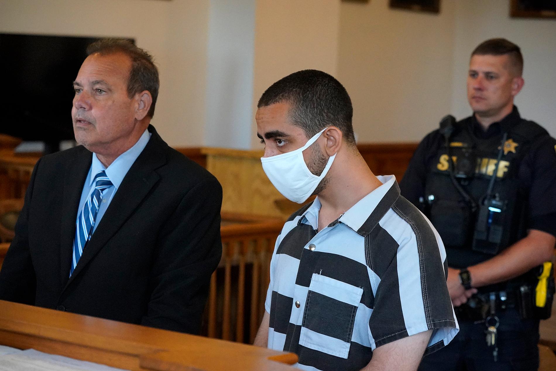 Hadi Matar, 24 (i mitten) med sin försvarsadvokat Nathaniel Barone (till vänster) i Chautauqua County Courthouse i Mayville, New York, i lördags. Matar står anklagad för mordförsök och misshandel.