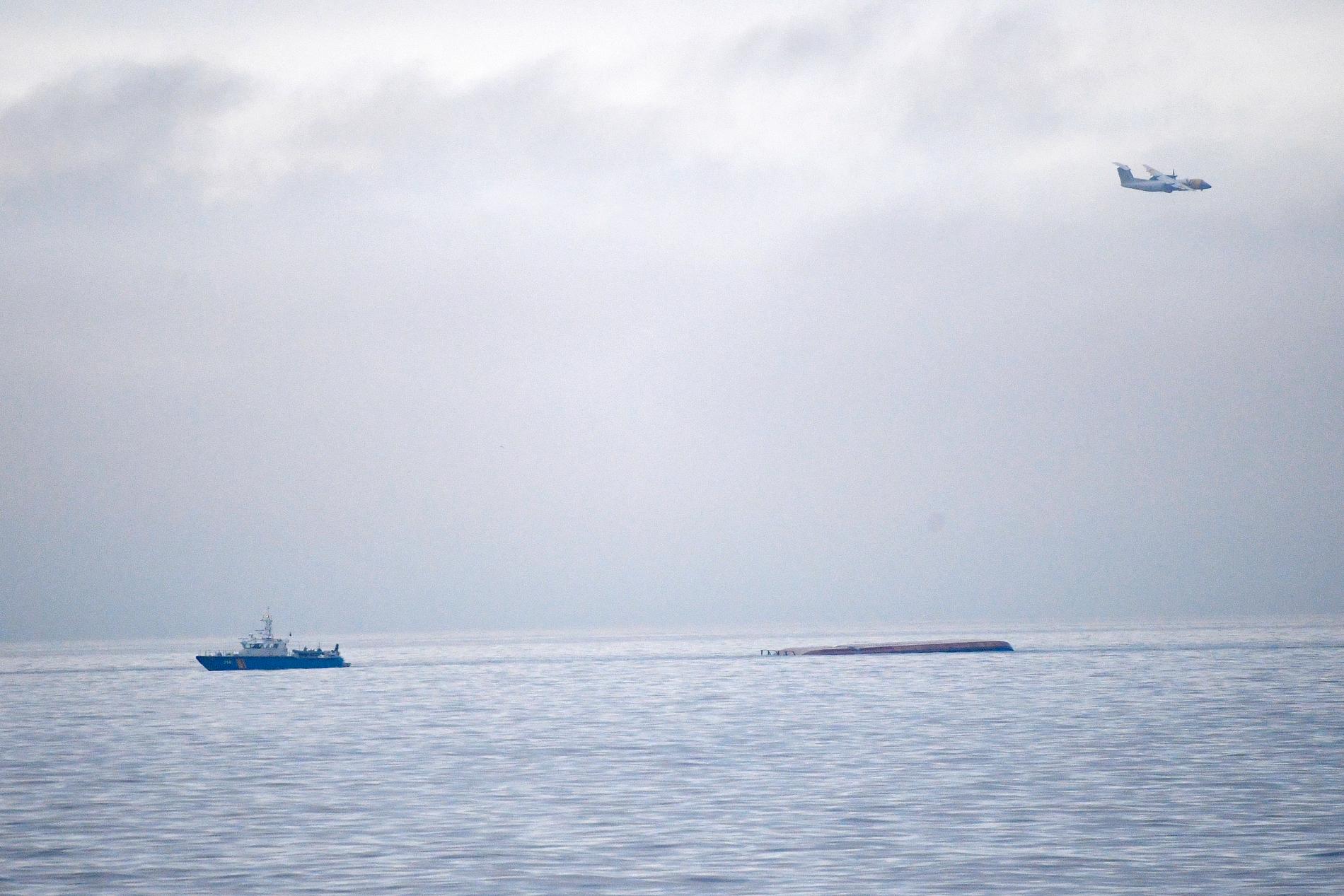 Bilden visar hur det danska fartyget ligger upp och ner i vattnet.