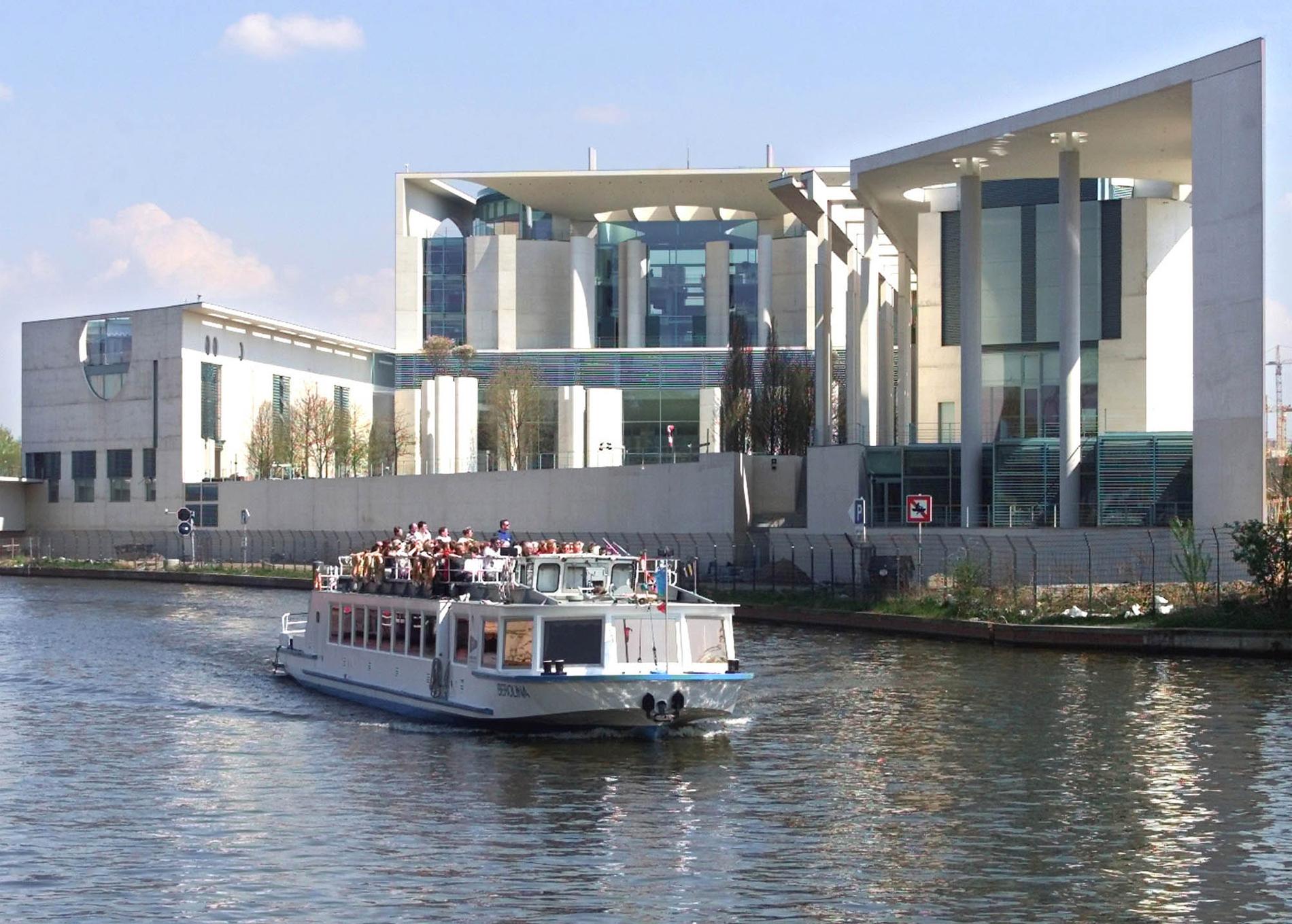 En sightseeingbåt i Berlin. Bilden är från ett annat tillfälle. Arkivbild.