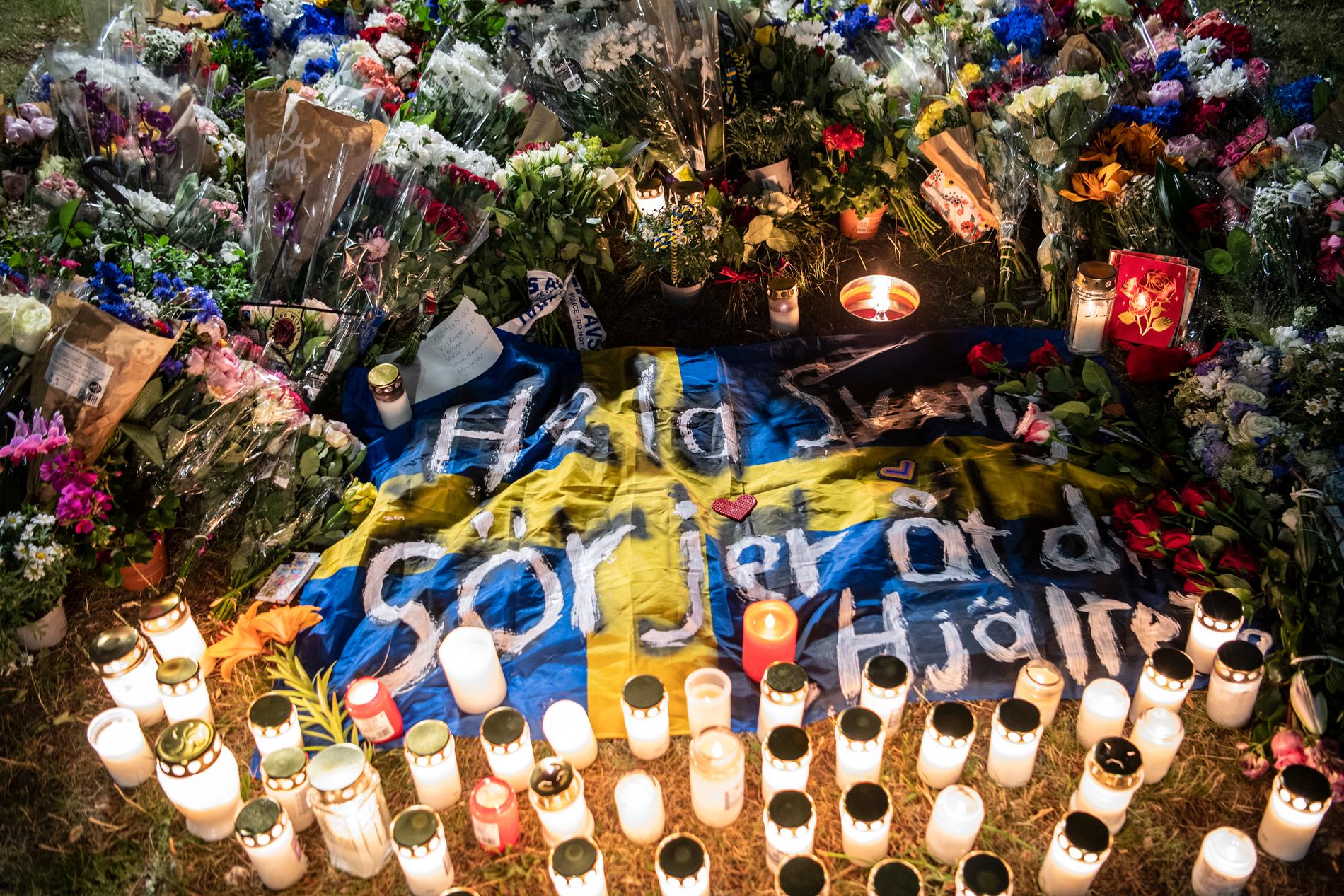 Under natten mot fredag samlades kollegor och familjemedlemmar till den döde polisen vid mordplatsen. Många hade med sig blommor och tände ljus. 