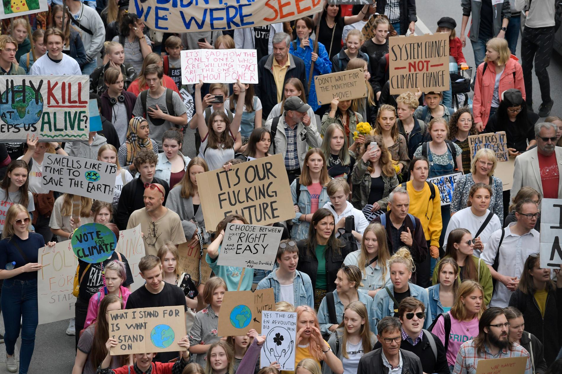 Runt 10 000 personer beräknas ha deltagit vid demonstrationen i Stockholm, enligt Fridays for future.