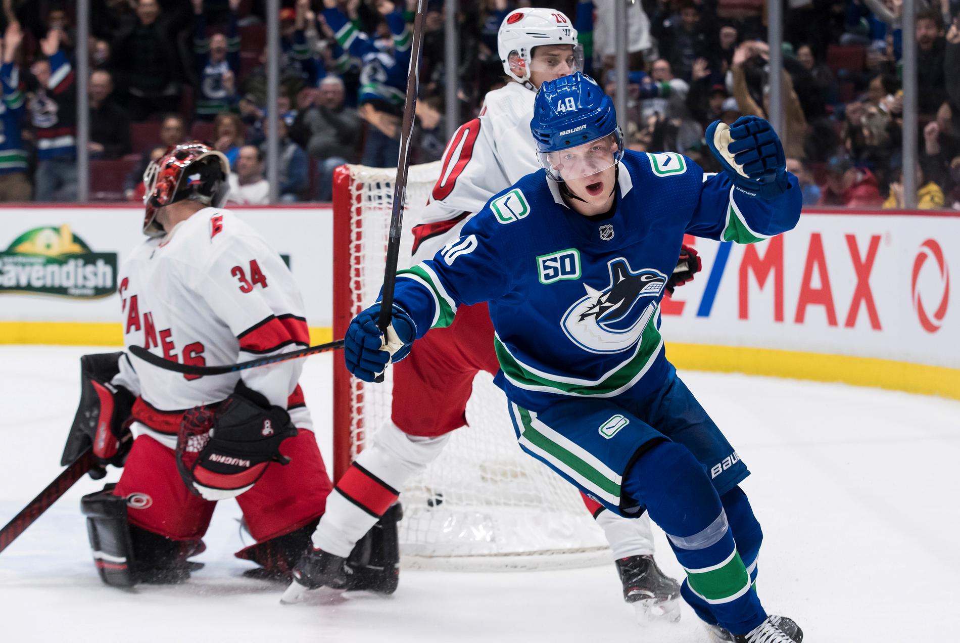 Vancouvers Elias Pettersson (i blått) är uttagen i NHL:s All star-match för andra året i rad. Arkivbild.