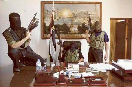 TOG MAKTEN Efter en blodig strid tog Hamas över makten i Gaza. Här ses Hamas-soldater posera med vapen i Mahmud Abbas gamla kontor i Gaza.