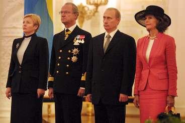 Det svenska kungaparet med ryske president Vladimir Putin och hustrun Ljudmila Putina vid en ceremoni under statsbesöket i Moskva.