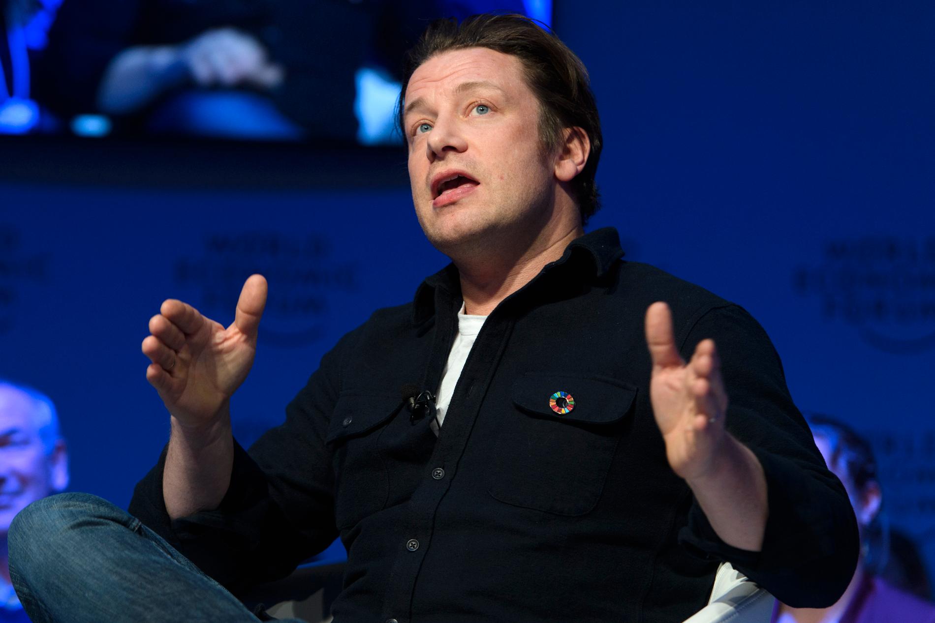 Jamie Oliver har fått gå in med privata pengar för att rädda sin restaurangkedja Jamie's Italian. 
