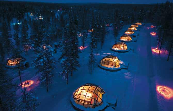 KAKSLAUTTANEN IGLOO VILLAGE I nordligaste Finland, inte långt från gränsen till Ryssland, kan du sova i kupor byggda av glas eller is. Det finns 20 av varje, dessutom 32 timmerstugor. Här finns också ”världens största snörestaurang”. Prisläge: 400-550 euro/natt. www.kakslauttanen.fi