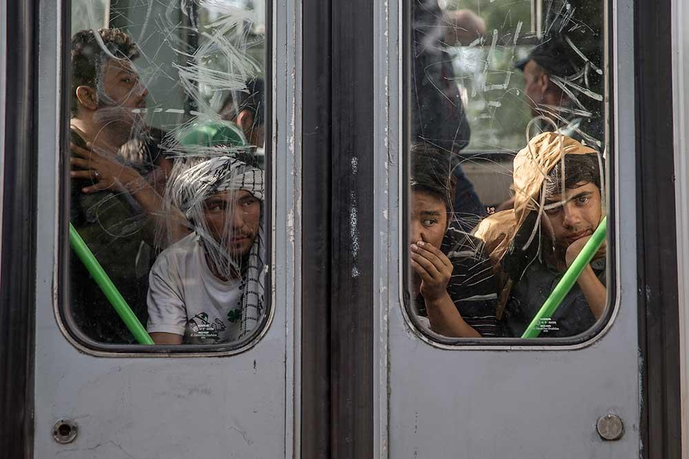 Ett sista tåg rullar iväg med människor som lyckats ta sig över gränsen från Serbien till Ungern.
