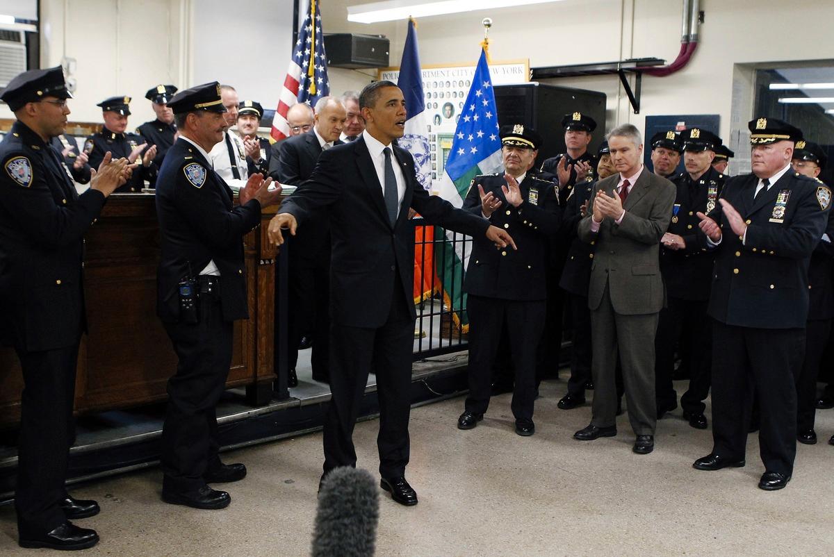 FÖRVIRRAT Barack Obama talar med poliser vid Ground zero i går. Nu framkommer att informationen om hur attacken mot bin Ladin egentligen gick till har ändrats flera gånger.