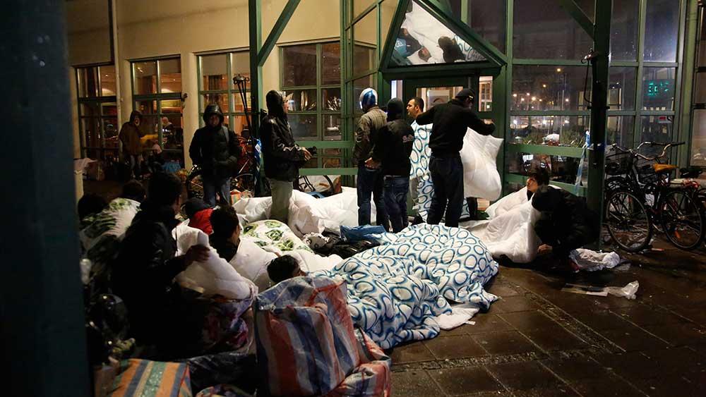 Bostadskrisen för flyktingar tvingade tidigare i höstas en grupp flyktingar att tillbringa natten på gatan utanför Migrationsverkets kontor i Malmö.