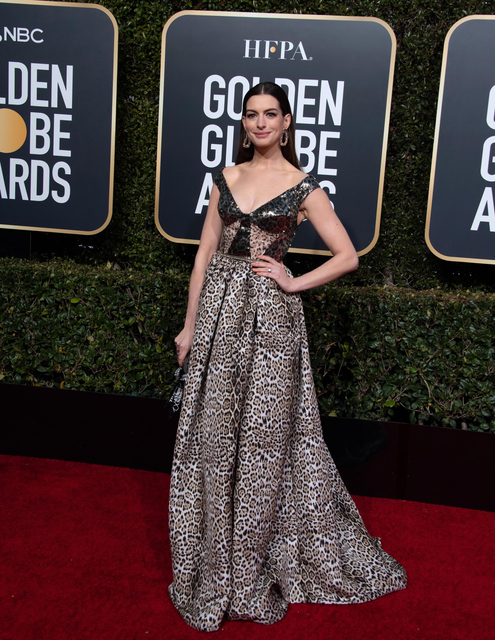 Flera av modeexperterna sågade kreationen som Anne Hathaway bar på Golden Globe-galan