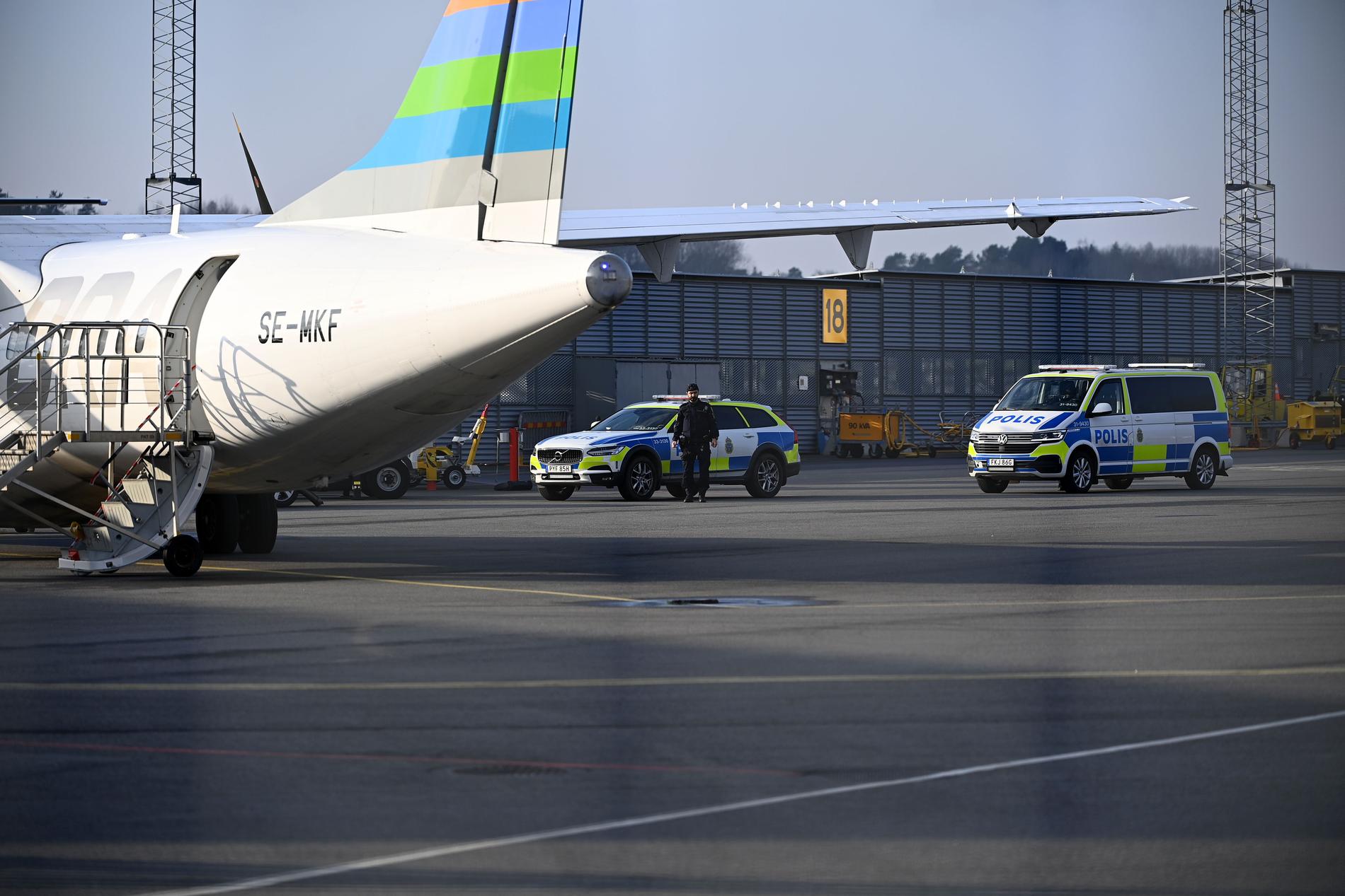 Poliser vid Bromma flygplats.