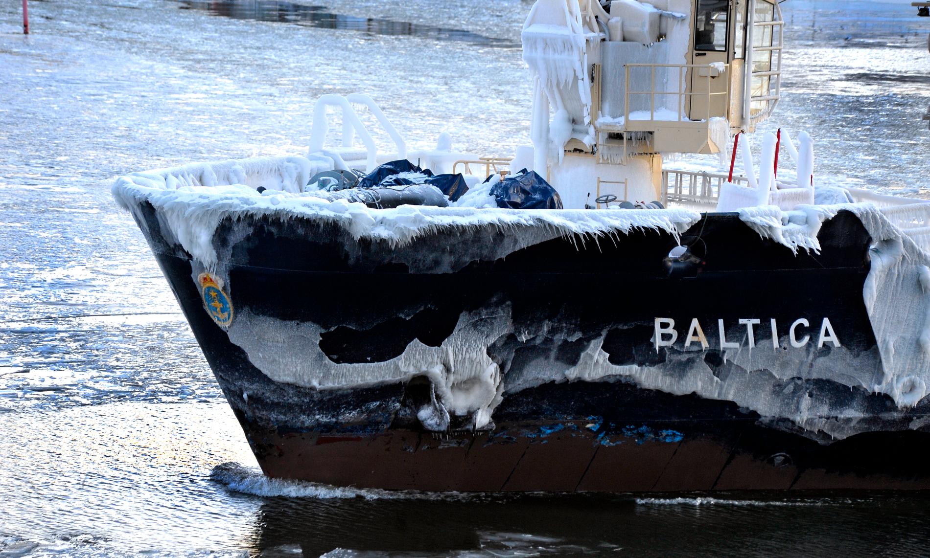 En svår isvinter innebär att Sjöfartsverkets isbrytare får mer jobb. På bilden syns arbetsfartyget Baltica, som också har isbrytningsförmåga. Arkivbild.