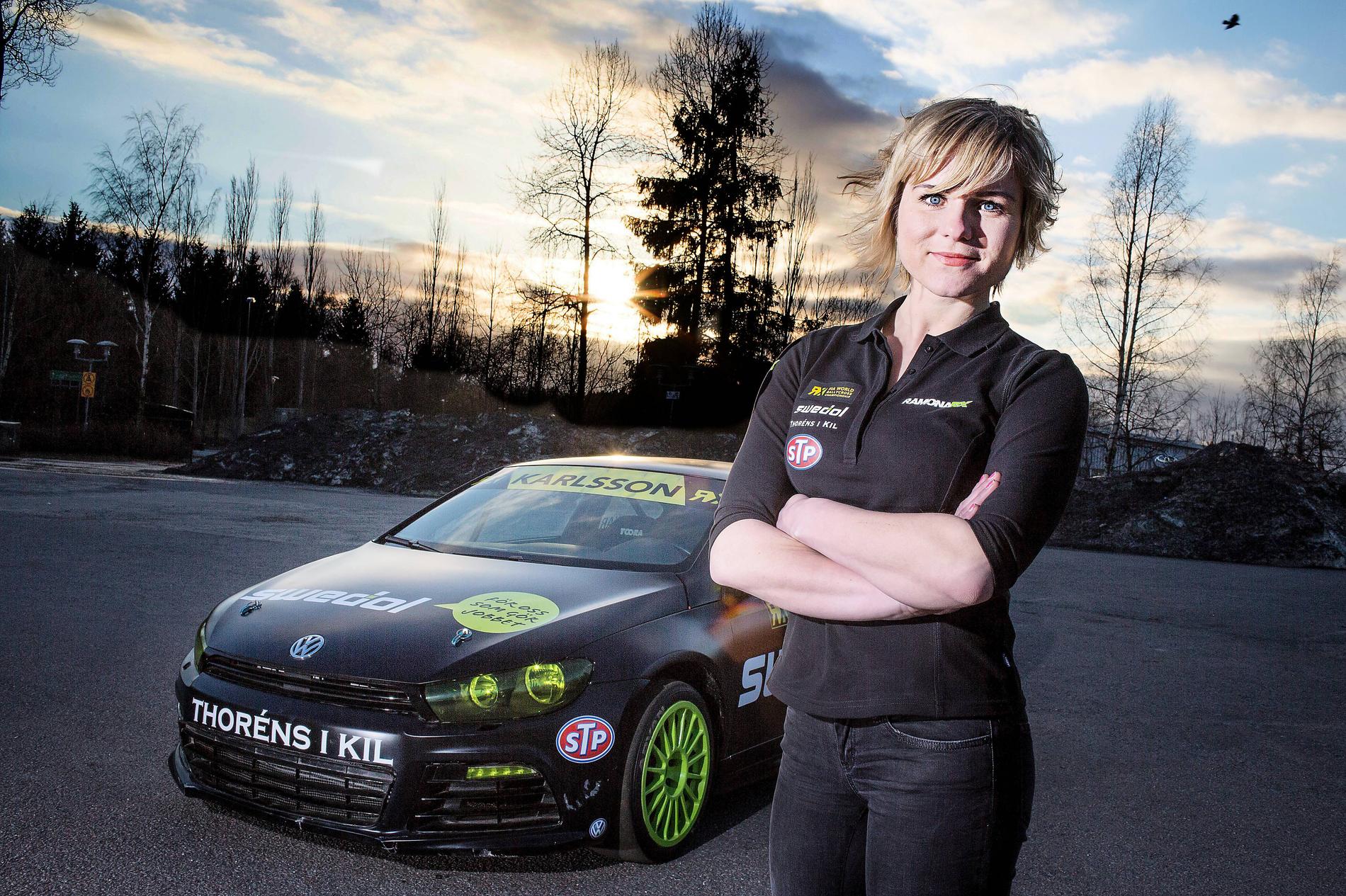 HÅLLER SÄKERHETSKURSER Rallycrosstjärnan Ramona Karlsson vet hur man kör snabbt – men håller också kurser i  trafiksäkerhet för förare som vill lära sig att bli säkrare bakom ratten.