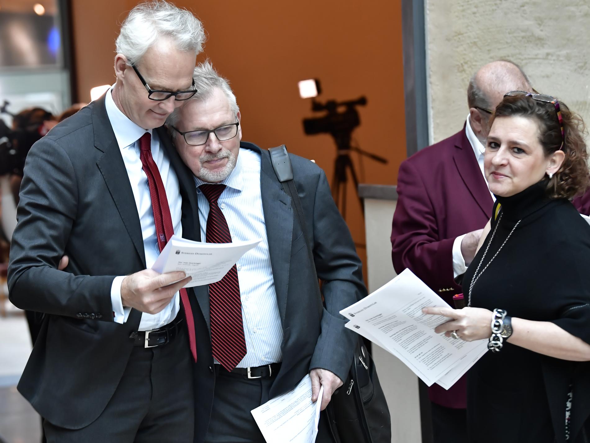 Försvarsadvokaterna Staffan Bergqvist, Leif Gustafson och Cristina Bergner läser domen i Stockholms tingsrätt.