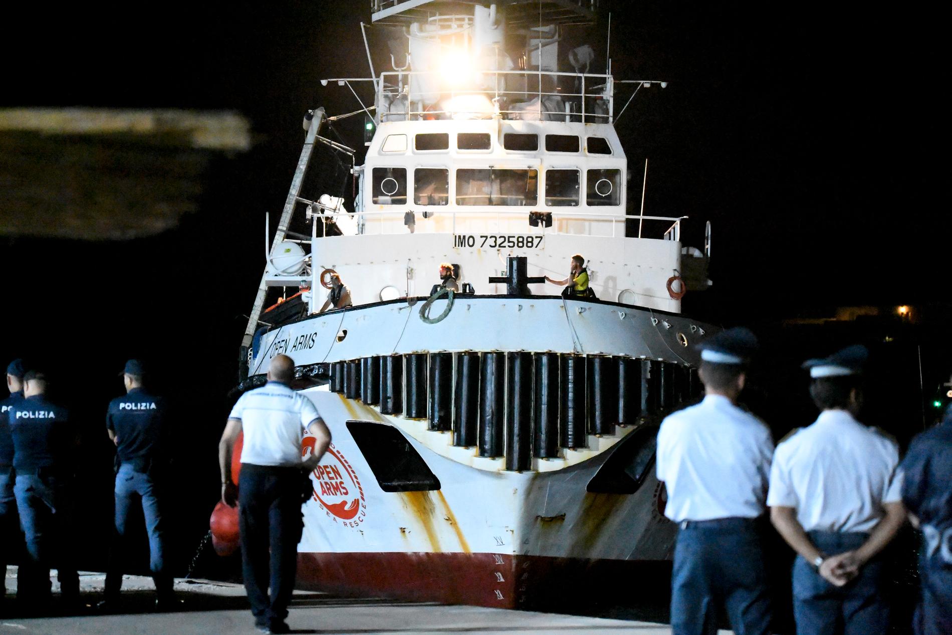 Italiensk polis ser på när räddningsfartyget Open Arms lägger till på Lampedusa.