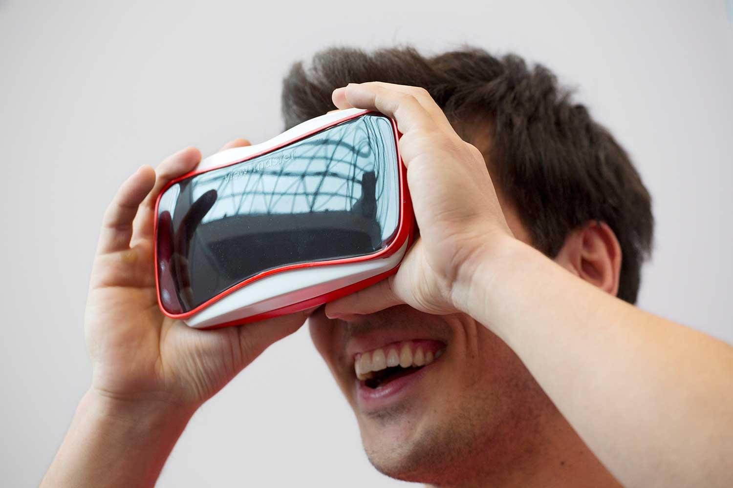 Så här glad kan man bli av VR. Eventuellt galen.