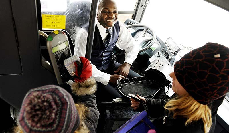 "Gladast i Sverige". Busschauffören Amos Makajula har en egen hyllningsgrupp på Facebook som utsett honom till "världens bästa busschaufför. Gruppen har 3 634 medlemmar.