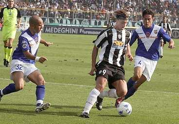 Zlatan lurar bort Luigi Di Biagio (t v) och Daniele Mannini före målet.