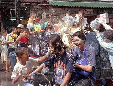 Ta skydd om du inte vill bli blöt. Songkranfestivalen firas med ett gigantiskt talk- och vattenkrig.