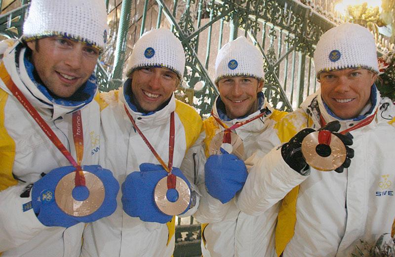 Mats Larsson, Johan Olsson, Anders Södergren och Mathias Fredriksson sina OS-bronsmedaljer efter stafetten 2006.
