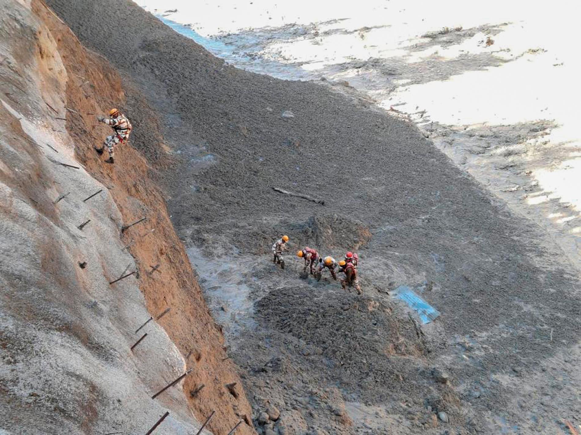 ITBP-personal inleder räddningsarbetet efter att en del av Nanda Devi-glaciären bröts av och skapade en massiv översvämning av vatten, lera och skräp till områden nedanför, Indien